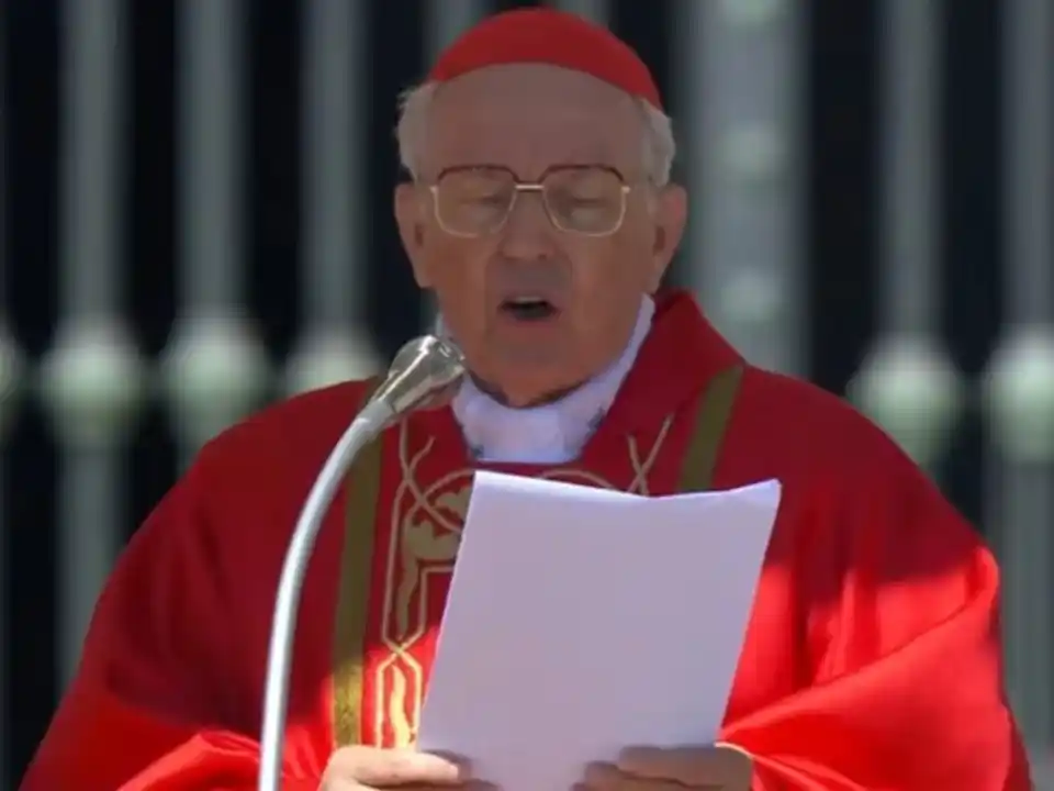 “Nadie se salva solo”: El cardenal Re despidió al papa Francisco con una emotiva homilia