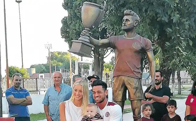 Lautaro Acosta, el máximo ídolo Lanús, fue homenajeado en el aniversario del club