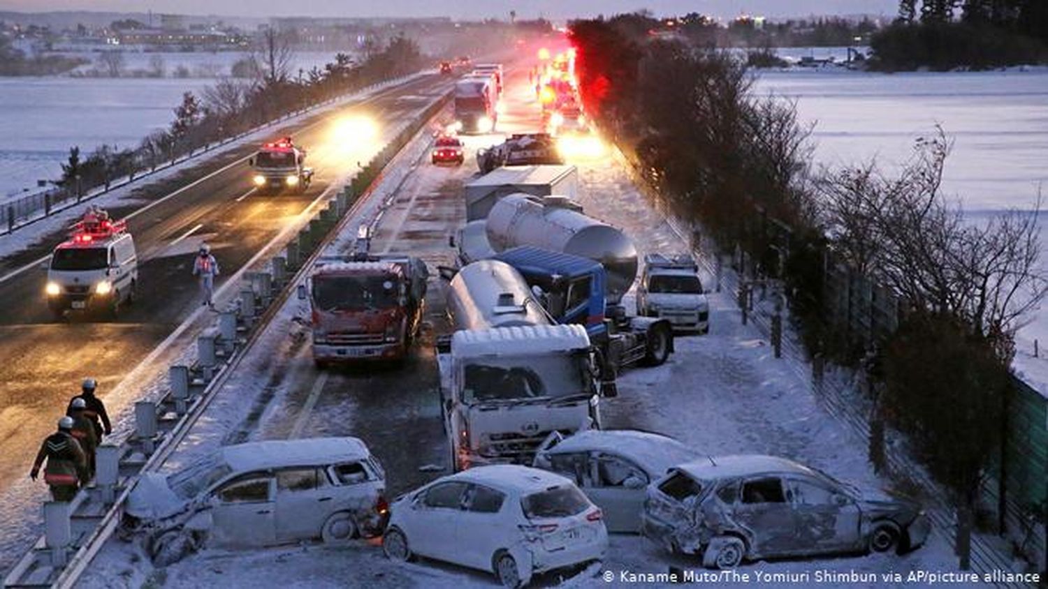 Japón: un accidente de tránsito en cadena involucra a 140 vehículos