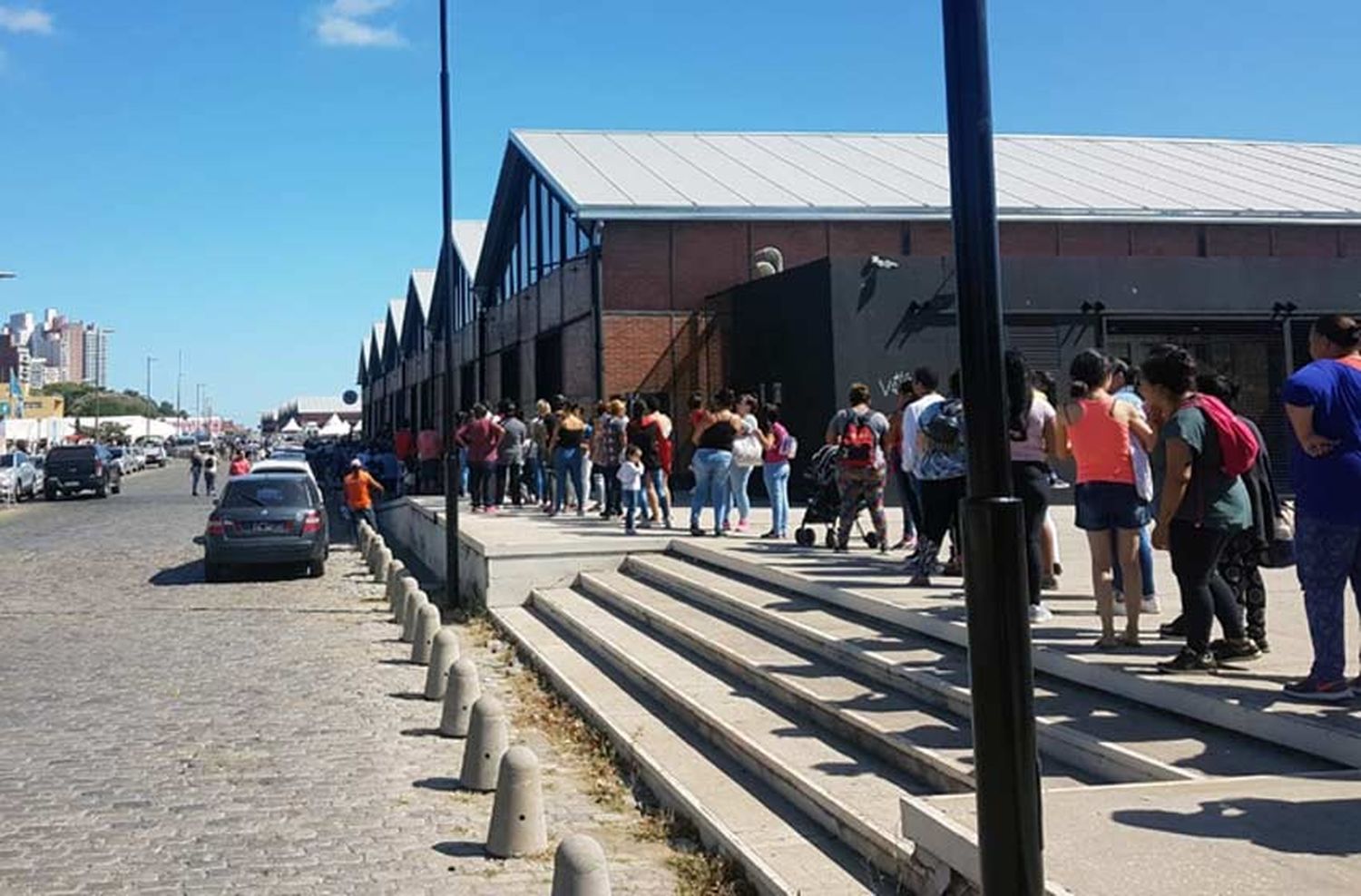 Gran cantidad de gente se acerca a recibir la tarjeta “Alimentar” en Rosario