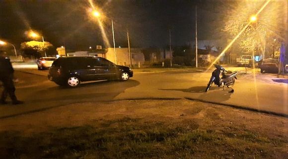 Motociclista con fractura de pie tras chocar con un auto