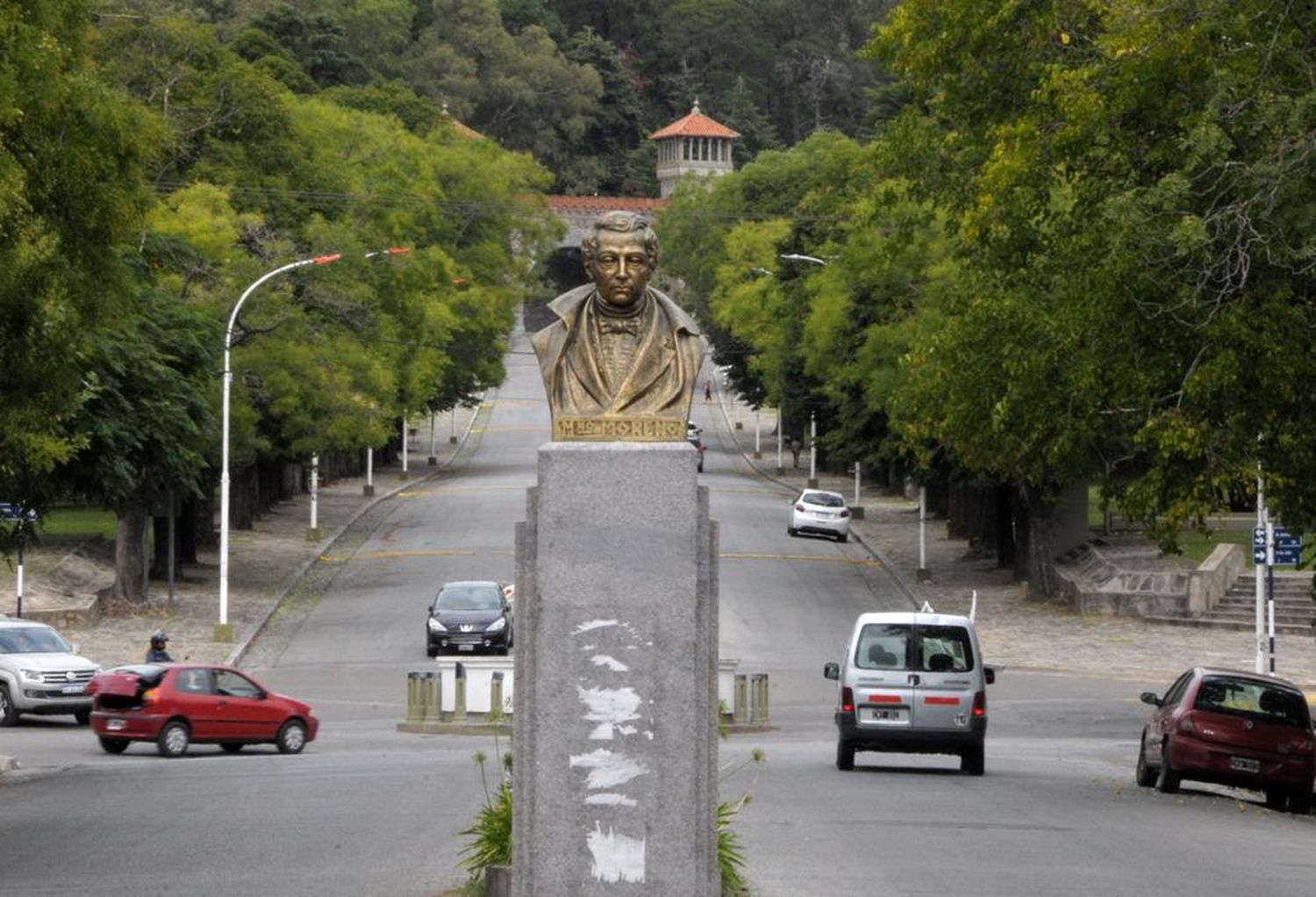 Tandil: Volvieron a instalar el busto de Moreno pero lo pusieron mirando para otro lado y estallaron las criticas