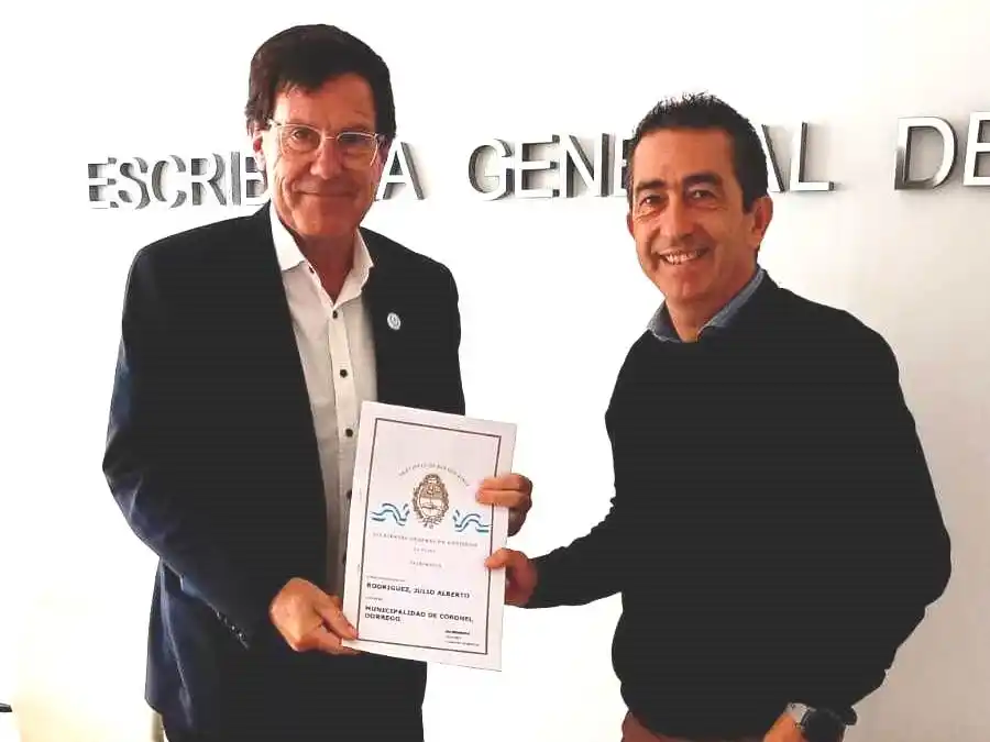 El jefe comunal suscribió en la Escribanía General de Gobierno -con Luis Pellitti- la documentación para sumar nueve terrenos