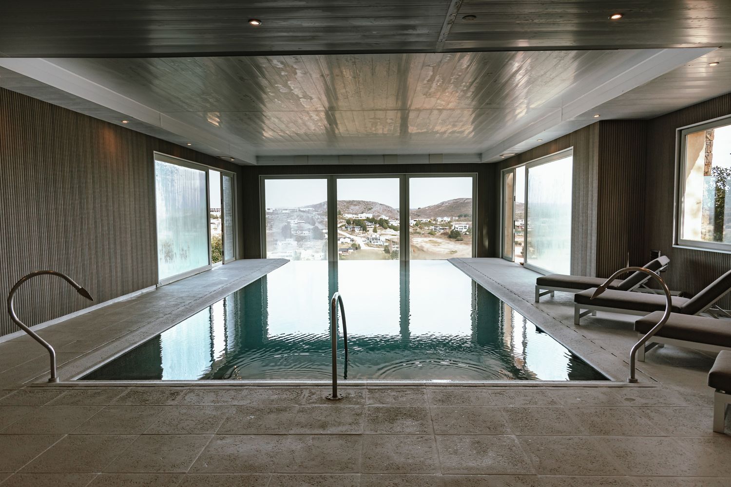 La piscina del spa del Hotel Amaike se fundo con el paisaje.