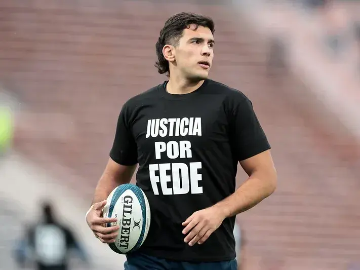 A más de cuatro años del asesinato de Federico Martín Aramburú, este lunes 7 de septiembre comienza en París el juicio por su crimen, que se extenderá hasta el 25 de septiembre.  Familiares, amigos y todo el mundo del rugby argentino acompañan a María, sus tres hijos y su familia en el pedido de justicia. Este fin de semana, Los Pumas también llevarán la consigna “JUSTICIA POR FEDE” en la previa del partido ante Australia en Mendoza. Foto: Mendoza on line