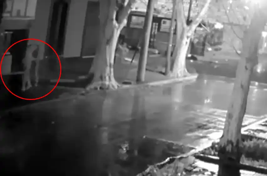 Difunden un video del momento en que el asesino aborda al entrenador Marcos Guenchul