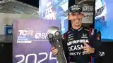 Leonel Pernía y el trofeo que lo acredita como campeón 2025 del TCR Sudamericano. (Foto web TCR).