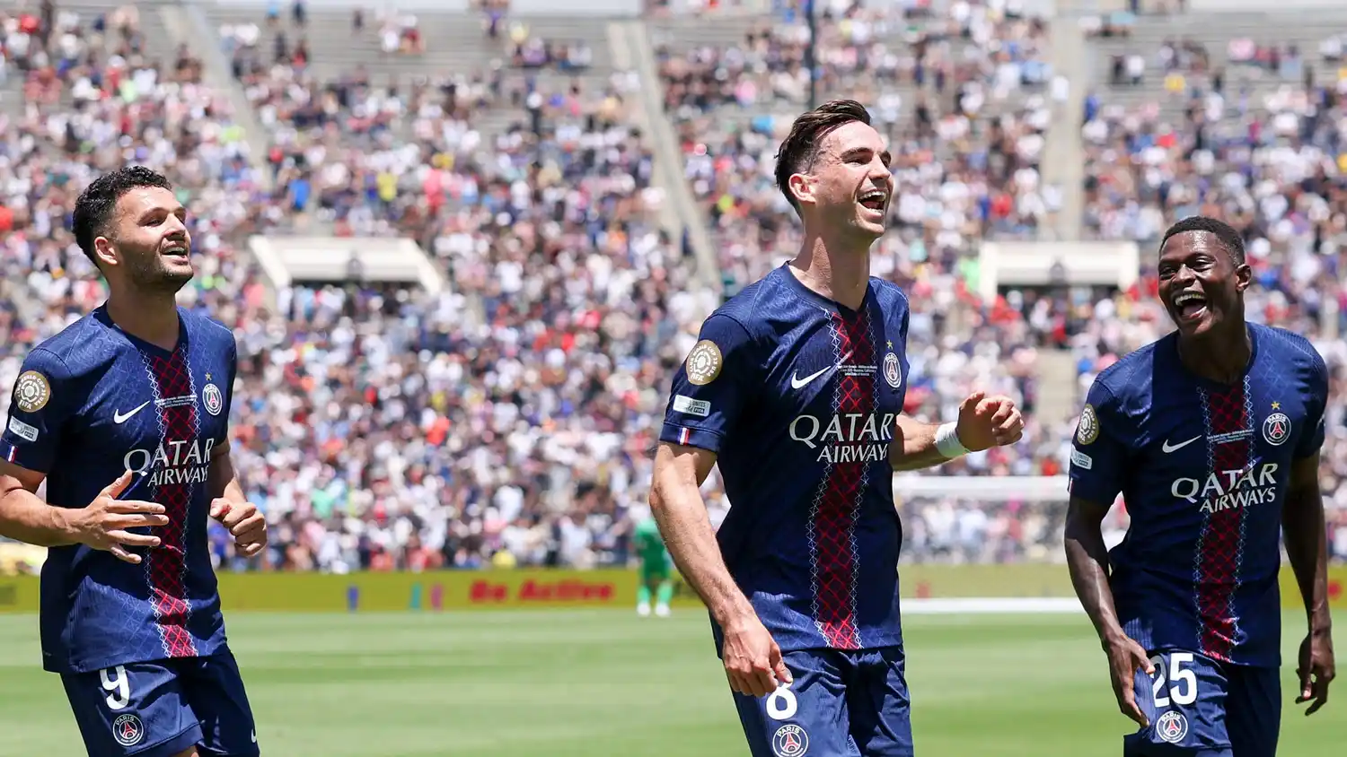 Ramos, Ruiz y Nuno Mendes festejan el primer gol de PSG.