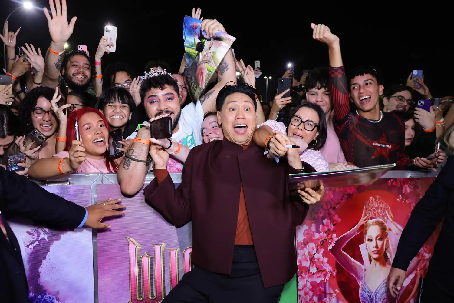 Jon M. Chu rodeado de fans durante el estreno mundial de "Wicked: por siempre" en San Pablo.