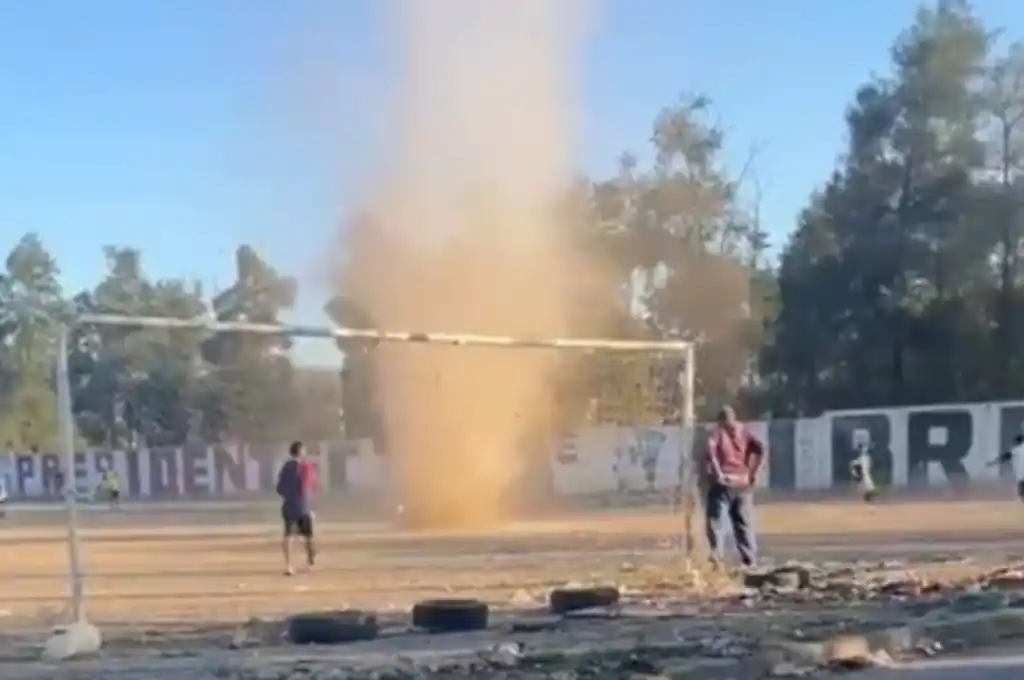 Los presentes capturaron el momento en videos y se viralizaró en redes sociales.