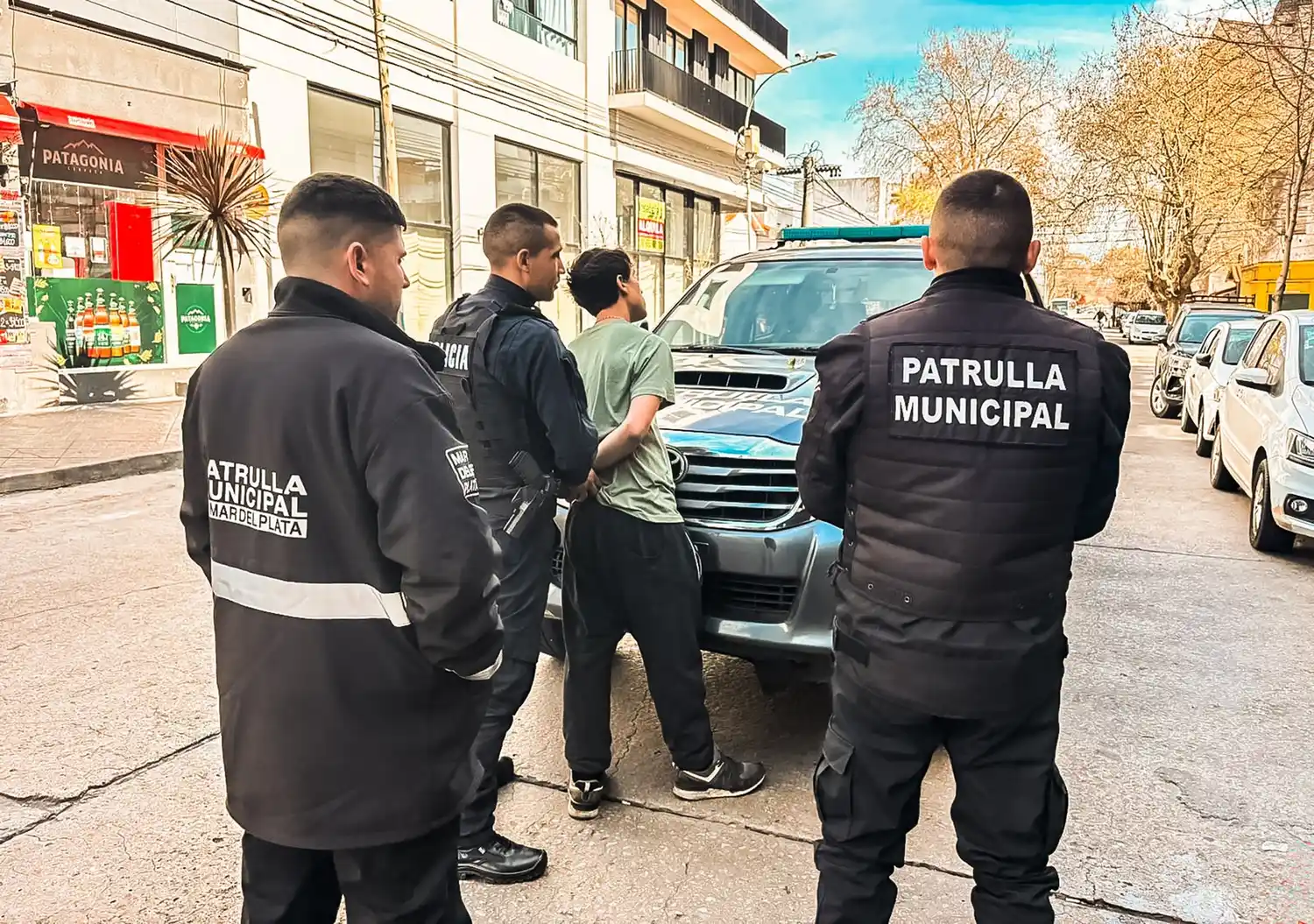 El sujeto se volvió agresivo cuando los agentes intentaban detenerlo.
