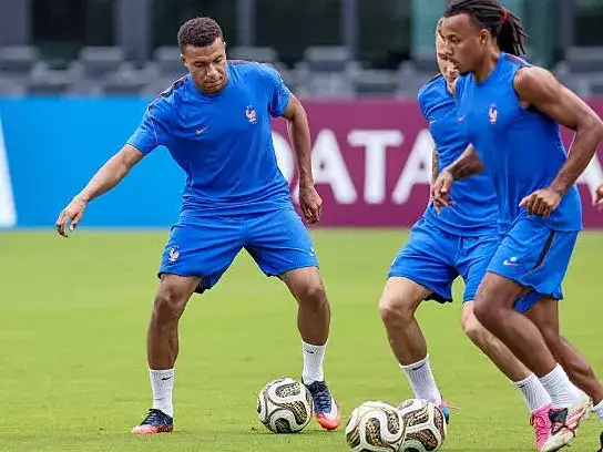 Francia espera a Inglaterra para un duelo con sabor a poco.