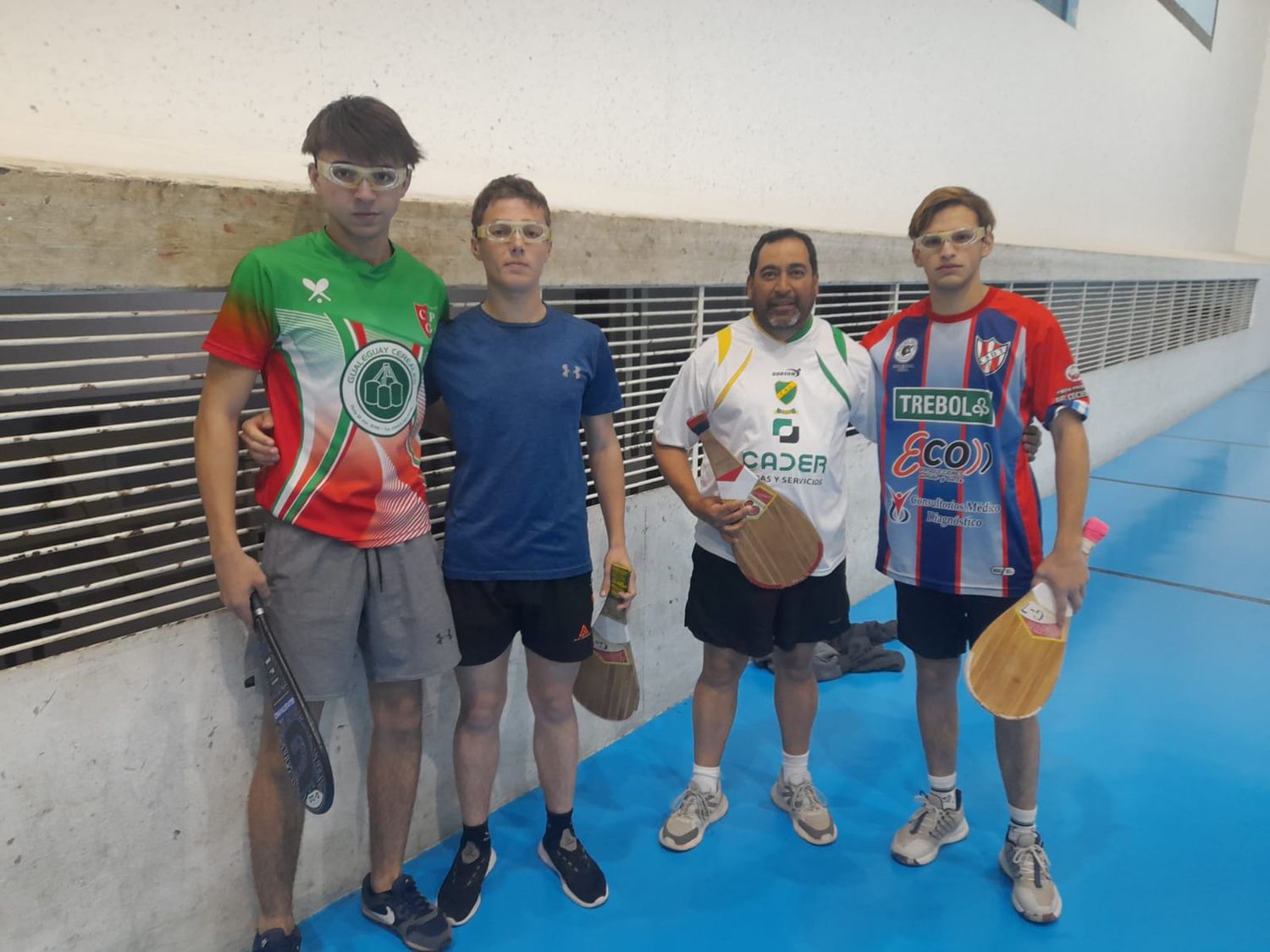 El arranque de la velada pelotari del miércoles fue imperdible. Por la Categoría "D" se enfrentaron A. Larrivey-N. Bereciartu y E.  Gómez-M. Tommasi. Fue un partido palo por palo, la reja deliraba quedando el triunfo al final para los primeros por 25-23. Partidazo.
