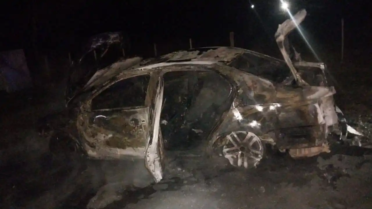 Incendio de vehículo  camino a Puerto Ruiz