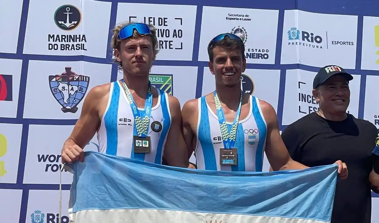 Agustín Scenna y Santiago De Andrea en el podio con la medalla de bronce.