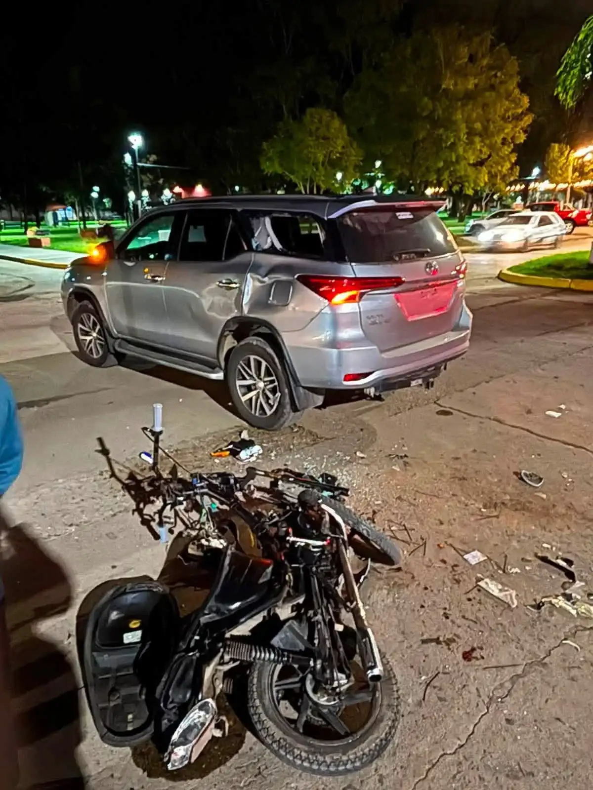 Choque entre una camioneta y una moto en la región: una persona fue trasladada - 3