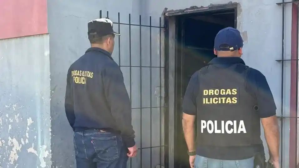 La policía allanó un domicilio de Magallanes al 800, donde secuestró droga y arrestó a una persona.