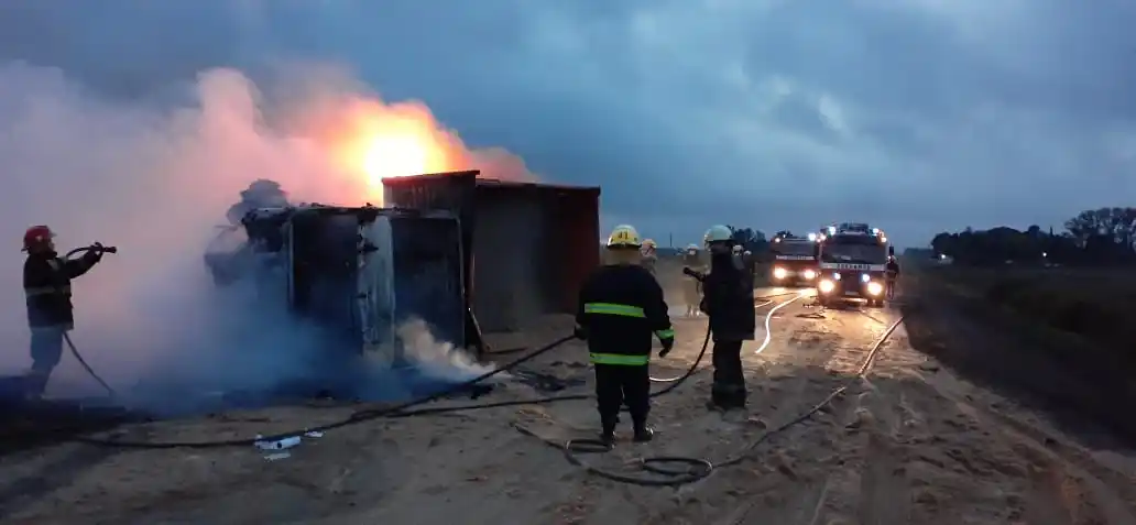 Vuelco e incendio de un camión de áridos