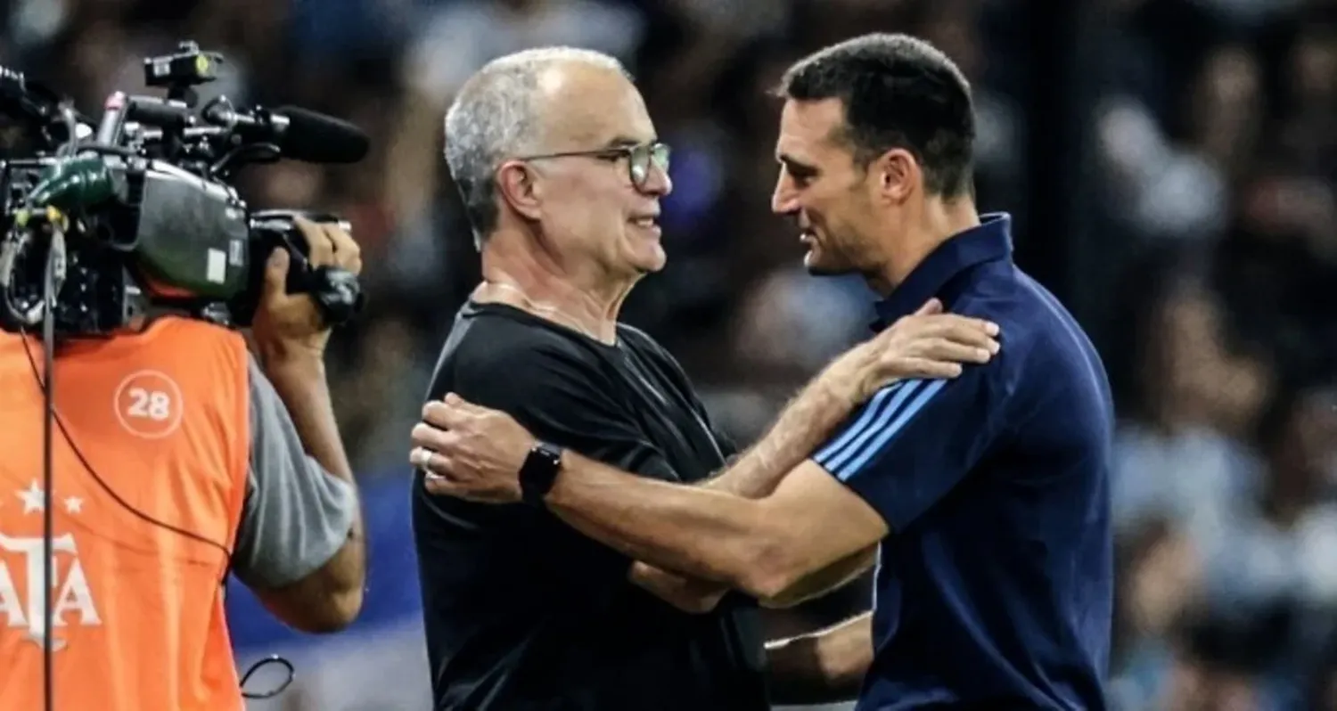 ¿Otra vez frente a frente? "Felicitaciones. Un muy buen equipo, de autor, en su primera experiencia. Felicitaciones de verdad", le dijo Marcelo Bielsa a Lionel Scaloni tras la victoria 1-0 de Uruguay sobre Argentina en La Bombonera por las Eliminatorias Sudamericanas. Hay chances de que vuelvan a encontrarse en un amistoso en China.