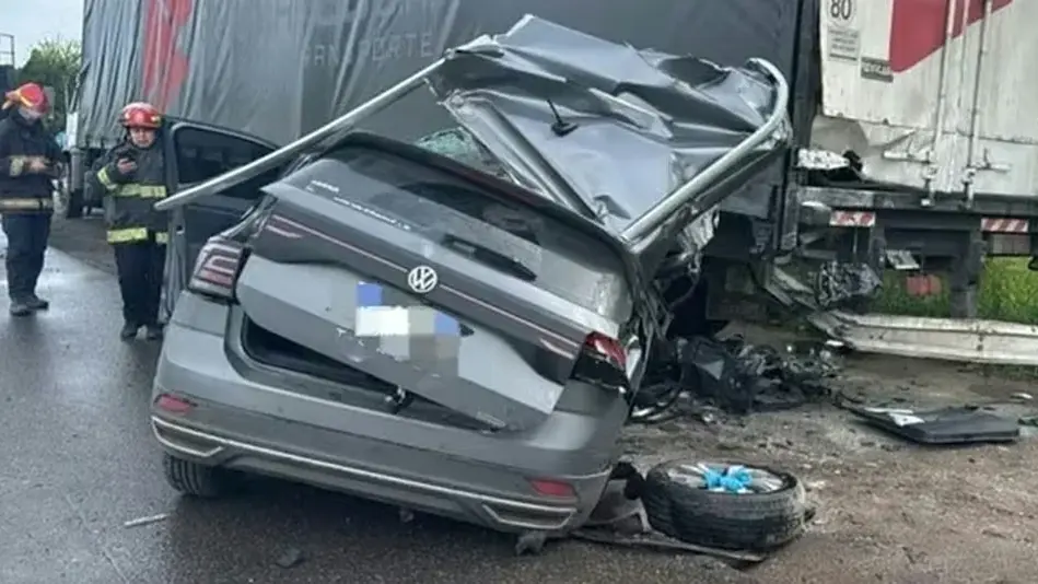 Por el estado en que quedó la SUV se presume que circulaba a alta velocidad por la Autovía 2.