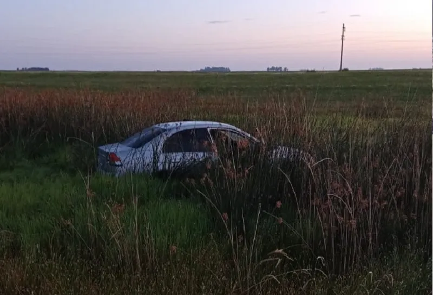 La imagen del auto despistado