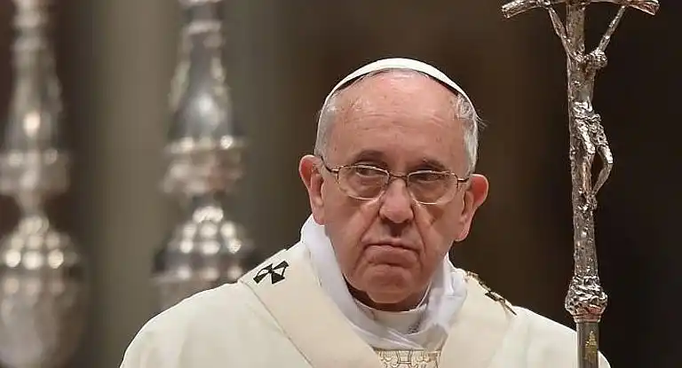 Para Francisco, algunos casos de aborto son como «prácticas del nazismo»