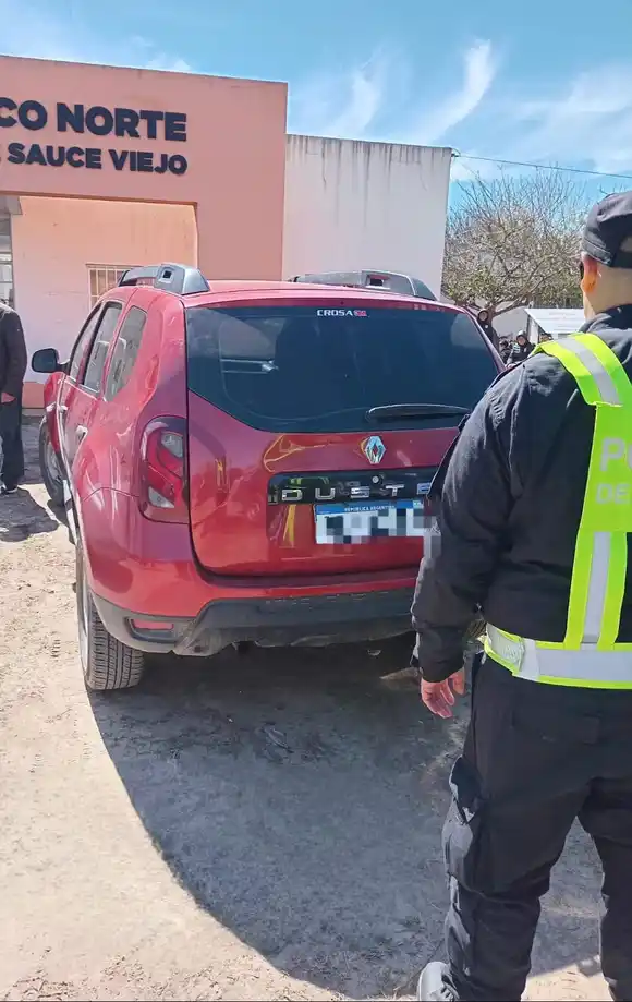 Cayó en un control de autopista: conducía una camioneta robada con papeles adulterados