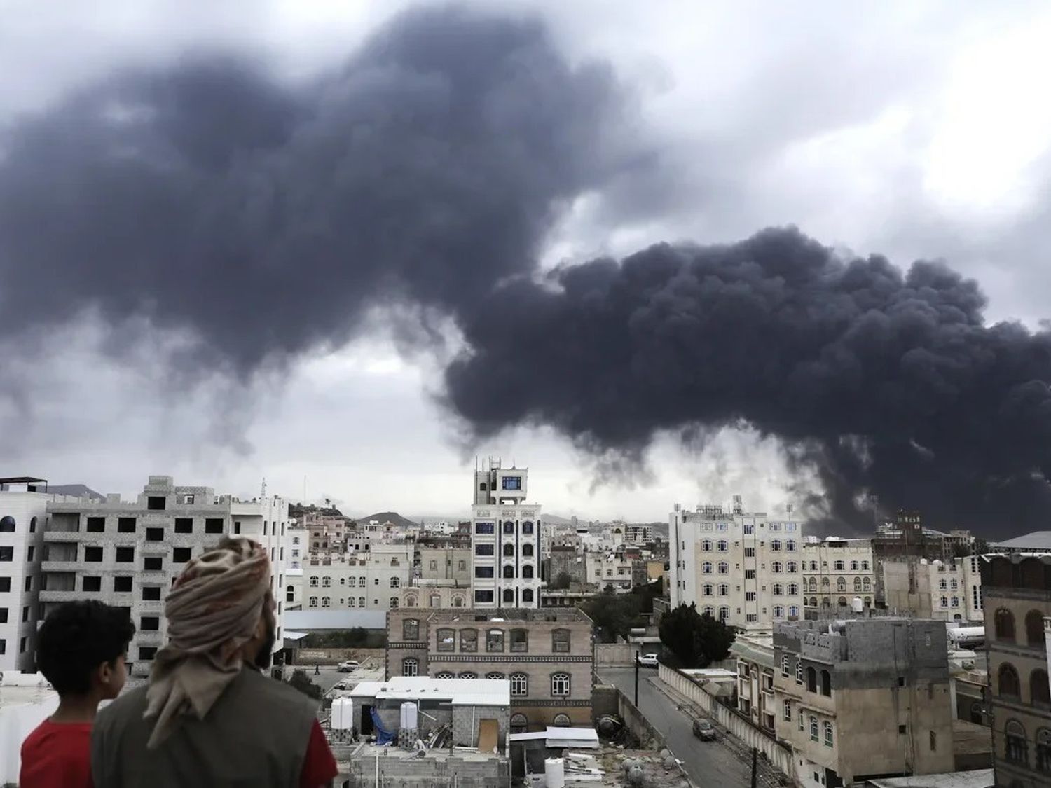 Al menos 9 muertos y 118 heridos por los nuevos ataques aéreos israelíes en Yemen