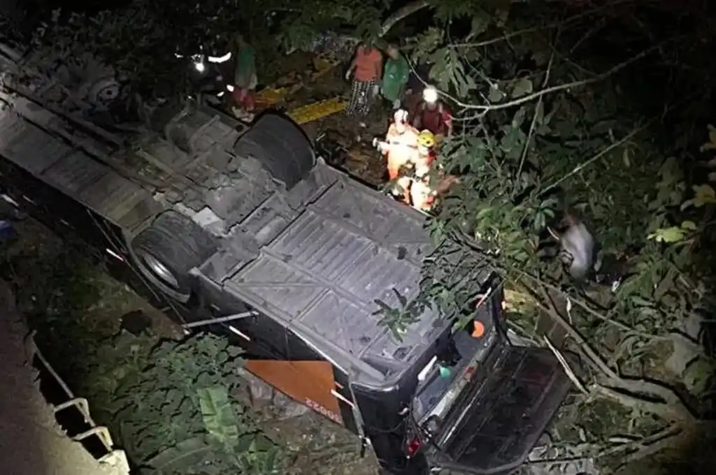 Tragedia en Brasil: cayó un colectivo de un puente y murieron tres futbolistas