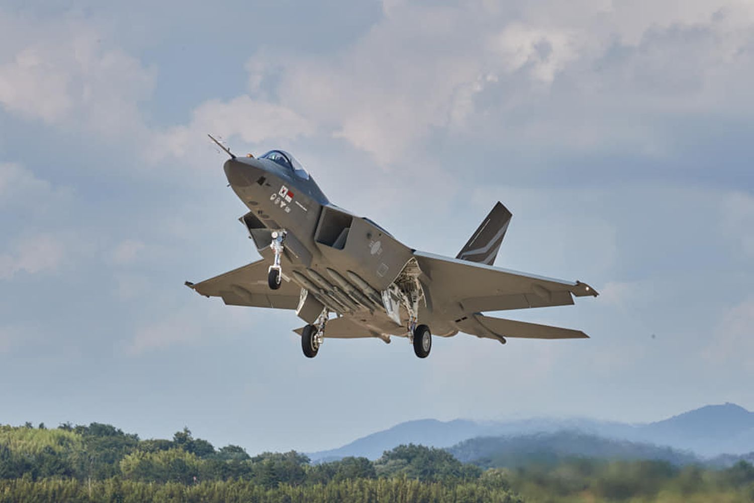 First flight of the second KF-21 Boramae prototype