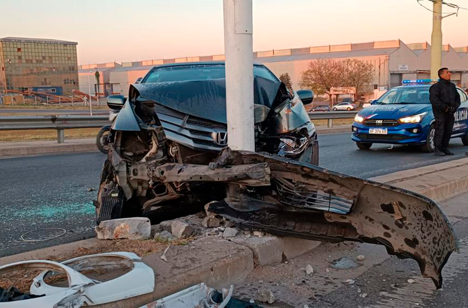 Se quedó dormido y terminó incrustado contra una columna en el acceso a Rosario