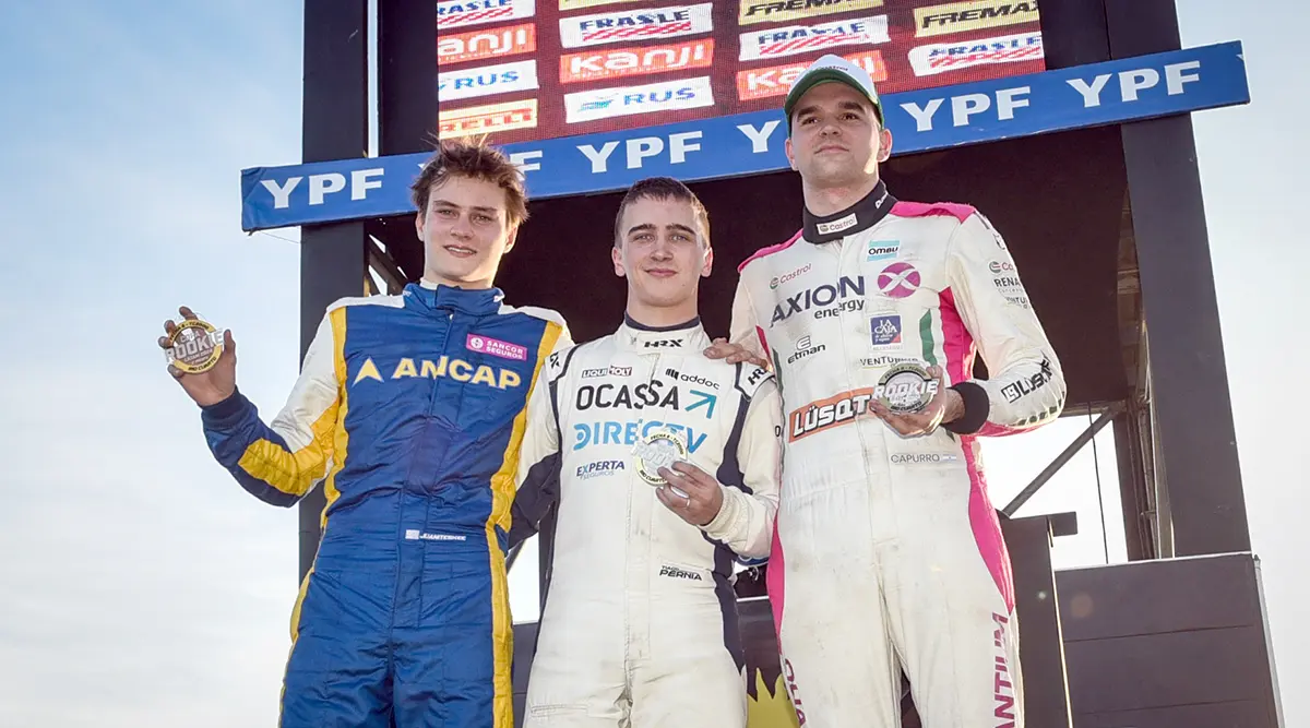 Cambios en el podio. A la izquierda, Juan Ignacio Teske; al centro Tiago Pernía y a la derecha, Matias Capurro en la Copa Rookie, del TC2000