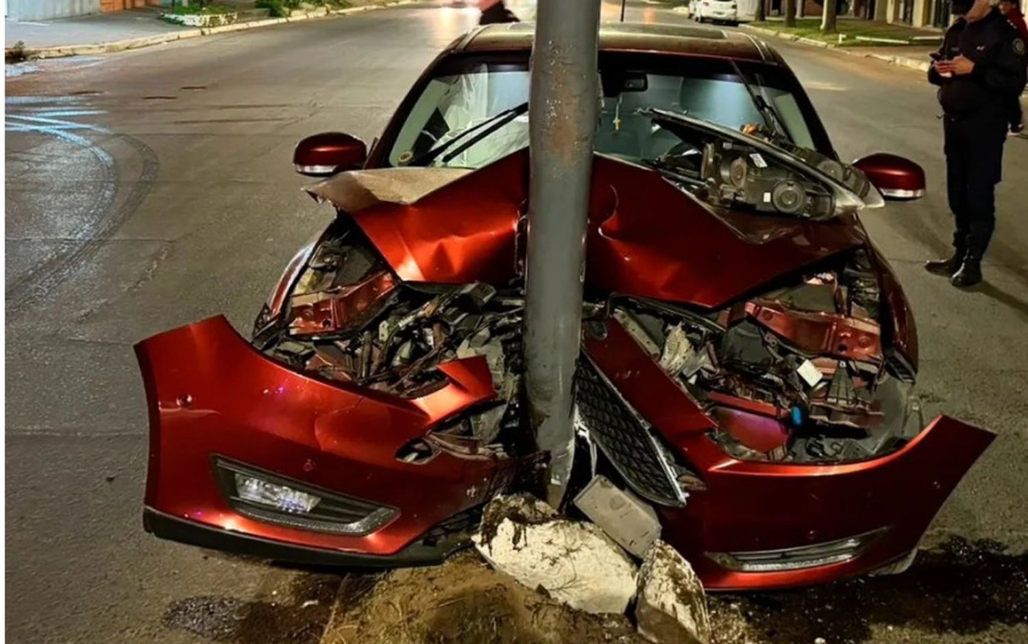 Una conductora alcoholizada “se durmió al volante” y destrozó su auto contra columna