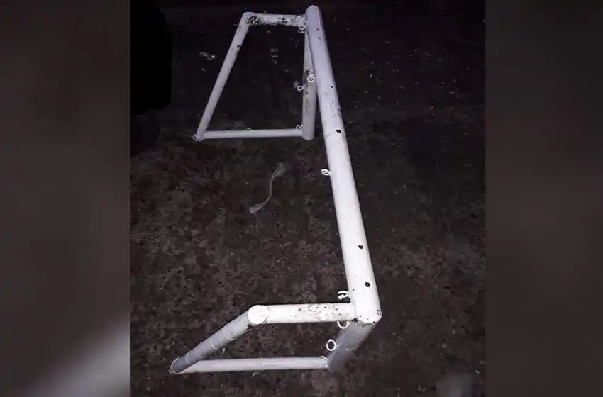 Robaron un arco de fútbol de un club de barrio y los detuvieron
