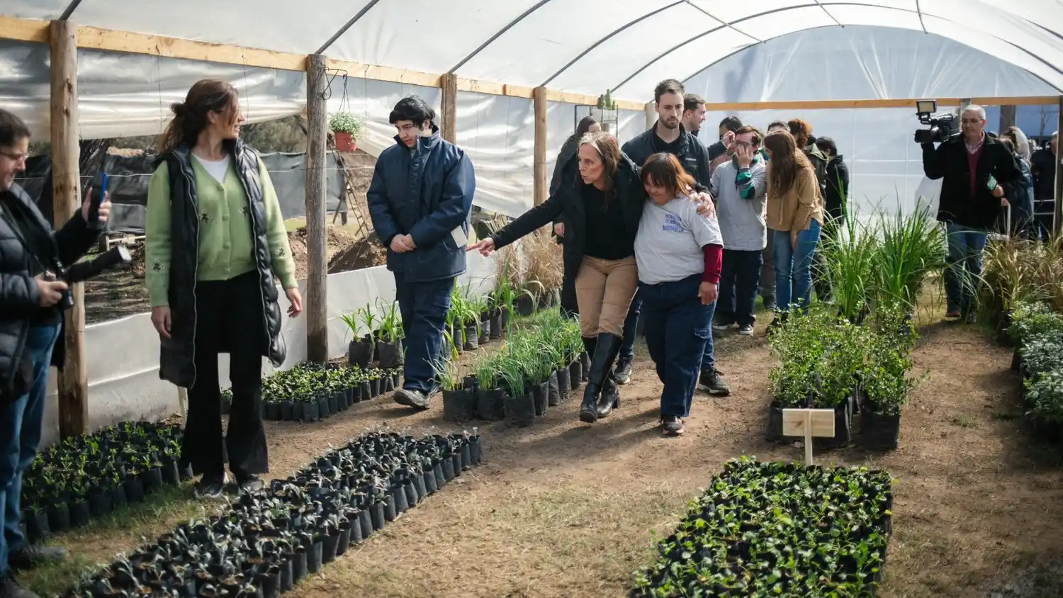 Funcionarios provinciales, municipales y empleados inauguran el vivero municipal, un hito en la inclusión laboral. Además inauguraron una planta de compostaje de residuos orgánicos.
