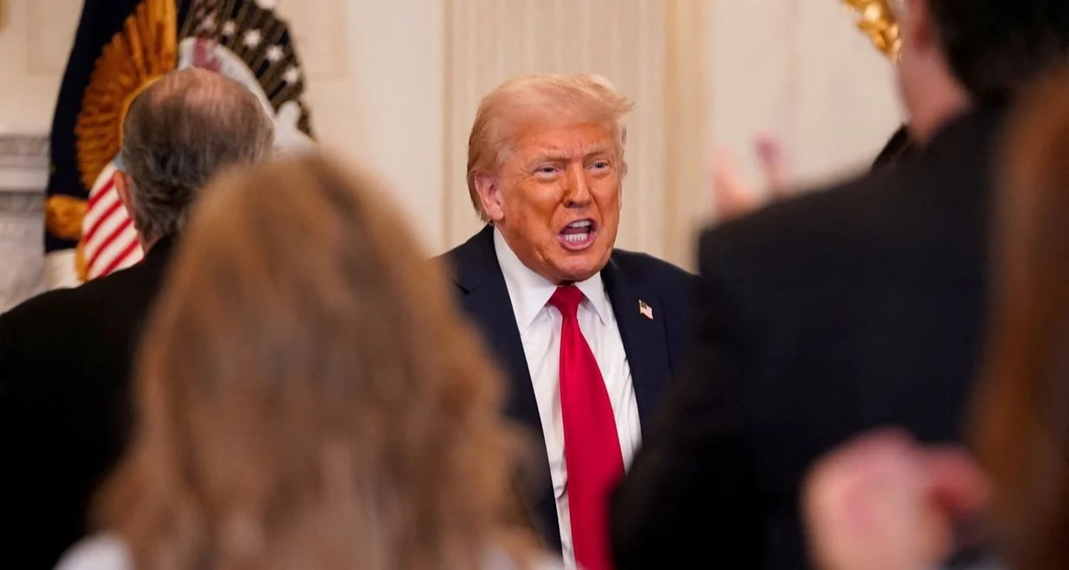 Donald Trump vertió otra amenaza arancelaria, esta vez, al líder ruso, Vladimir Putin. Foto: REUTERS / Nathan Howard.