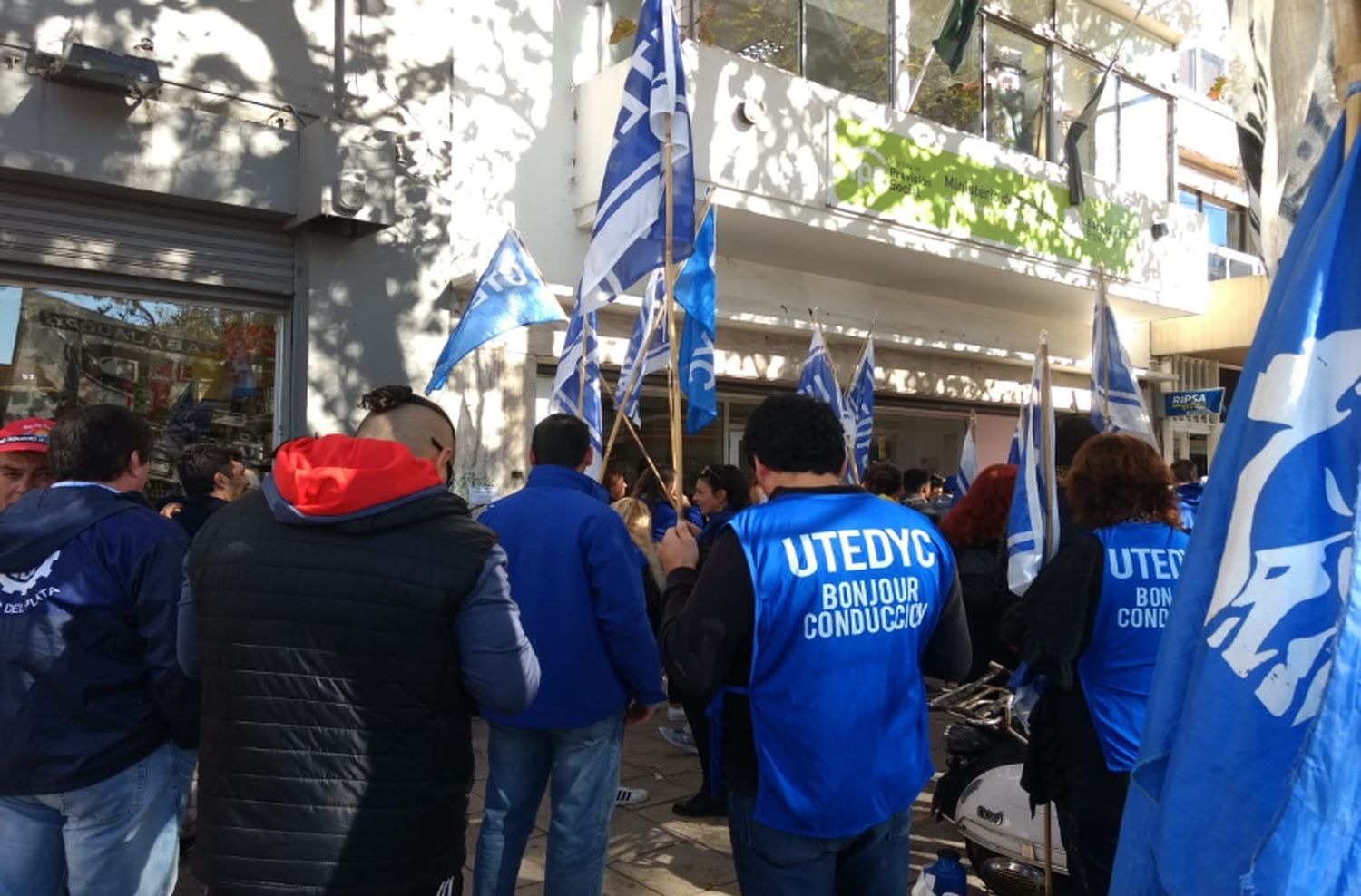 Trabajadores del natatorio Lafayette mantuvieron una reunión en el Ministerio de Trabajo