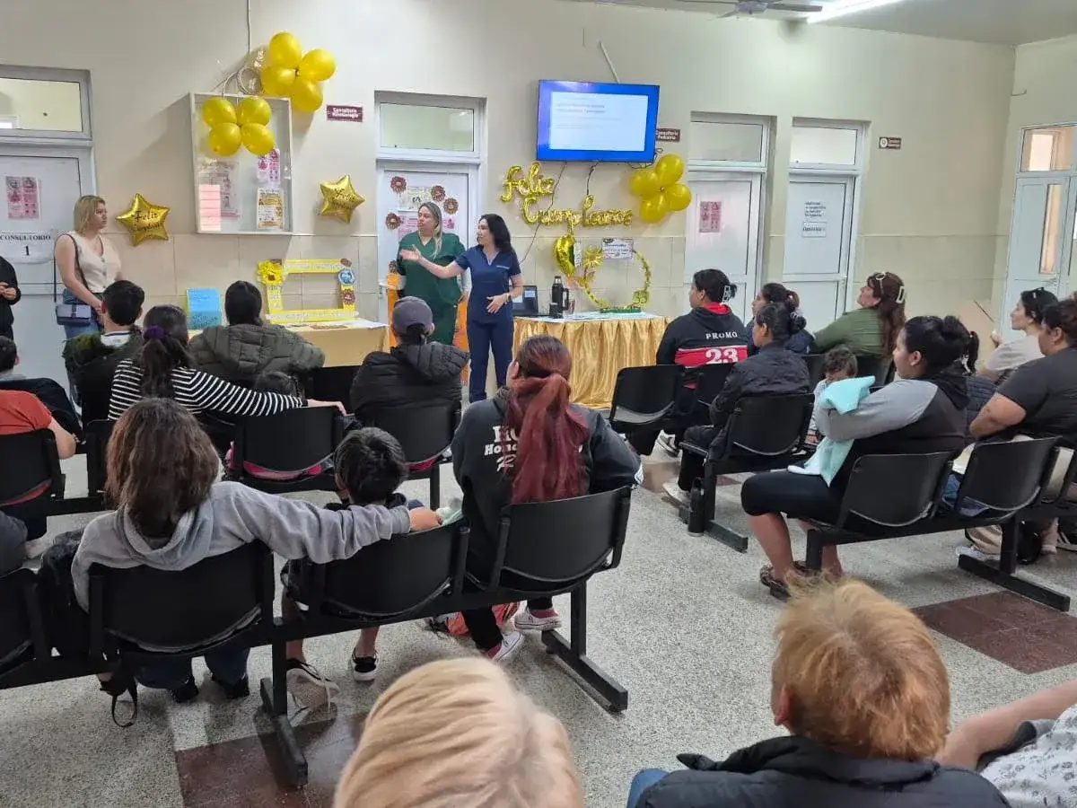 Profesionales del Centro de Salud 8 de Octubre en Formosa brindan una charla informativa sobre prevención y escucha activa ante un grupo de vecinos y pacientes que participan de la jornada de concientización en las instalaciones del establecimiento.