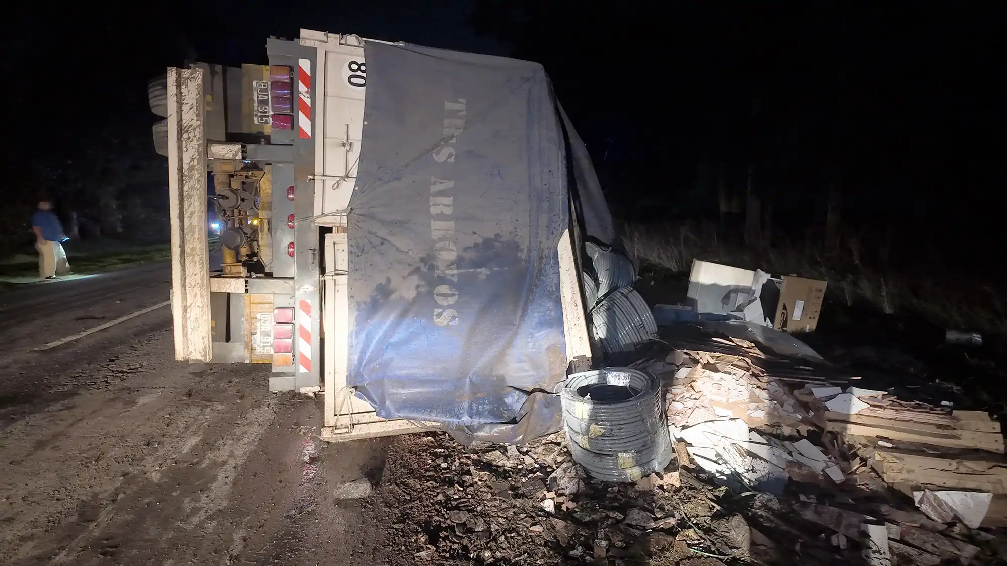 Volcó el acoplado de un camión en ruta 228 y el chofer salió ileso