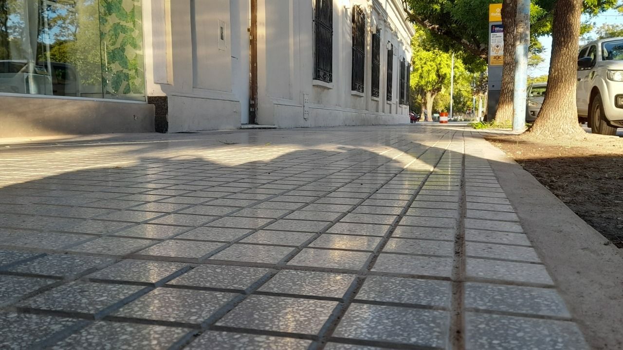 Rafaela avanza con la renovación de veredas en Bulevar Santa Fe: iniciaron trabajos en la vereda norte
