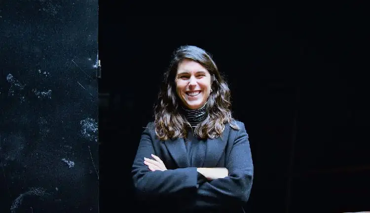 Julieta Moro, arquitecta de San Francisco, posando con los brazos cruzados