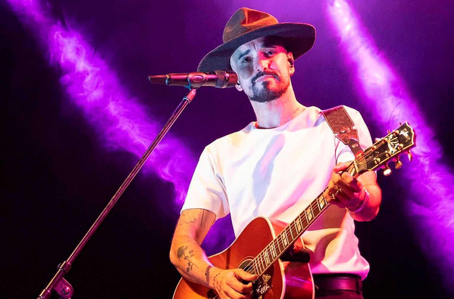 Abel Pintos se despide de Mar del Plata con un show en pantalla gigante