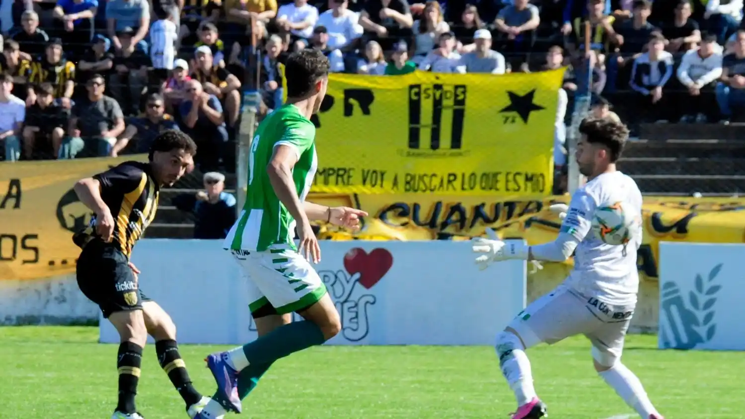 Dezi toca al gol el domingo ante Estudiantes.