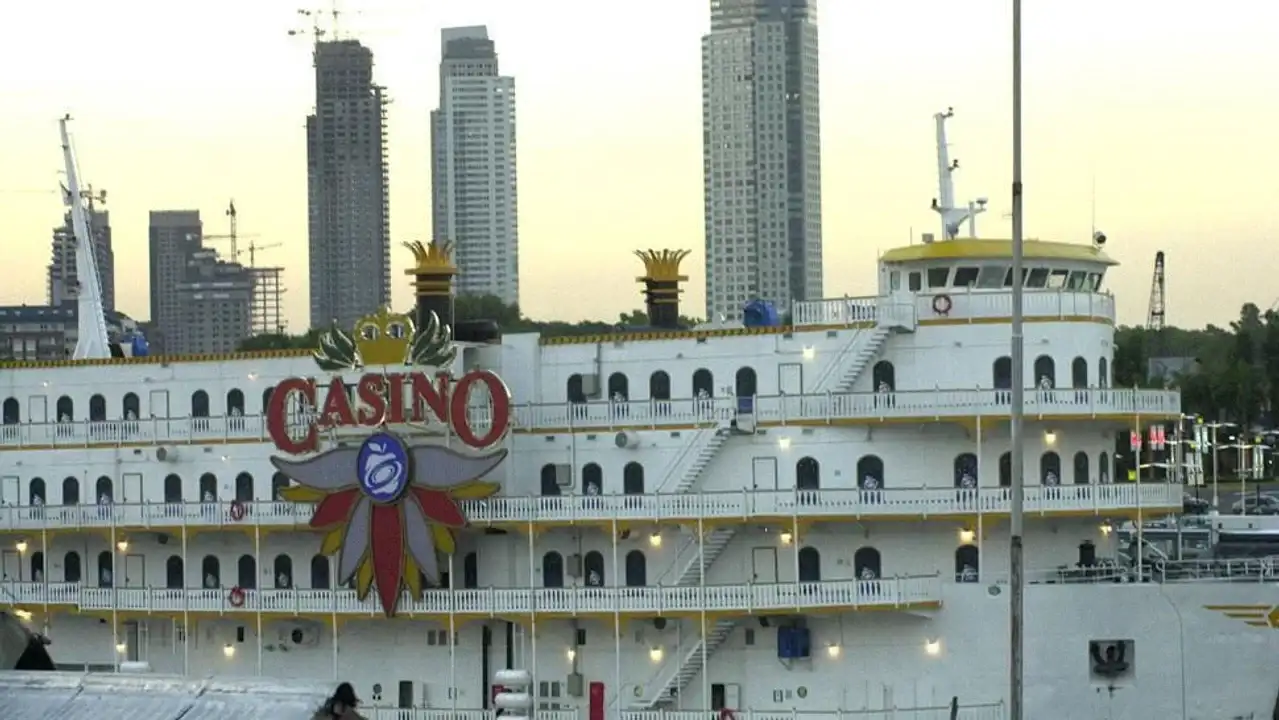 El cuerpo estaba flotando cerca del casino.