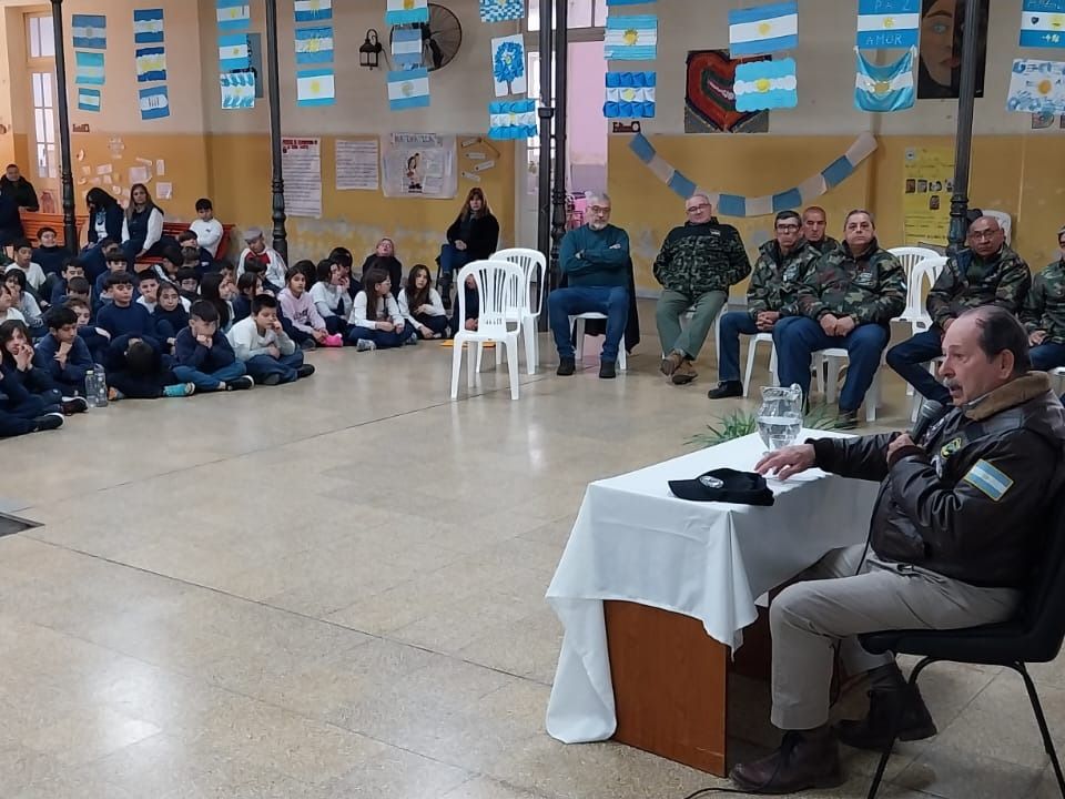Owen Crippa, escuchado atentamente por escolares y Veteranos de Malvinas venadenses. Foto: Sur24