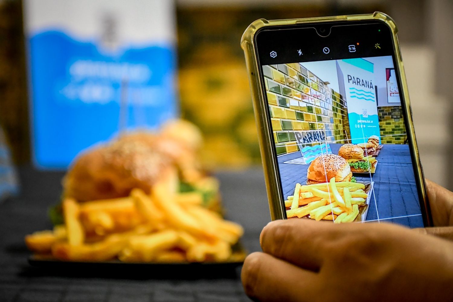 Invitan a disfrutar una noche con 50% de descuento en hamburguesas en Paraná
