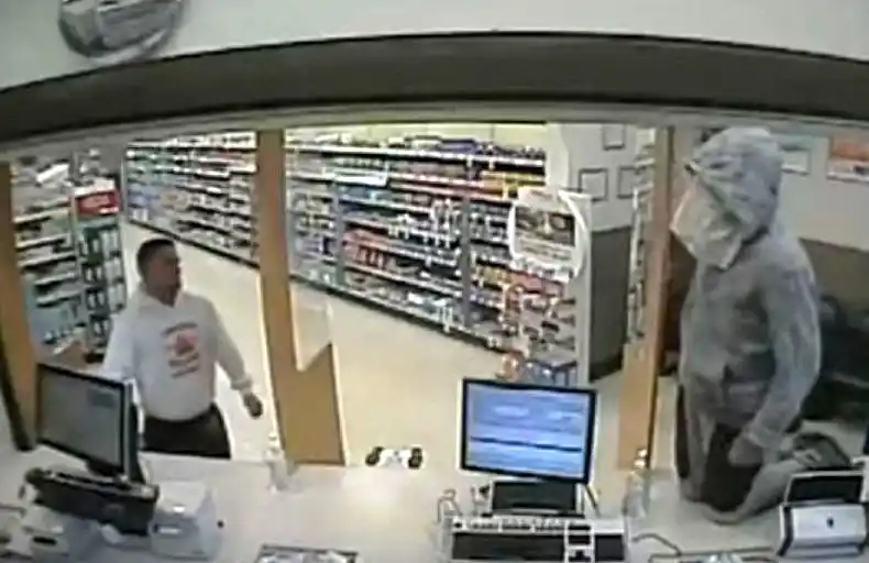 Video: Intentó robar una farmacia y un boxeador lo molió a golpes