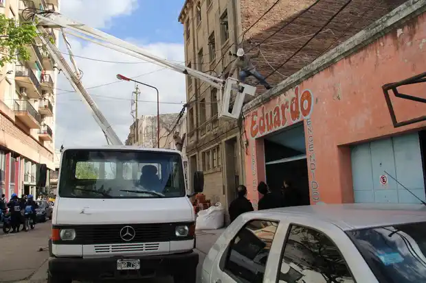 Dos obreros recibieron una descarga al tocar un cable de media tensión 