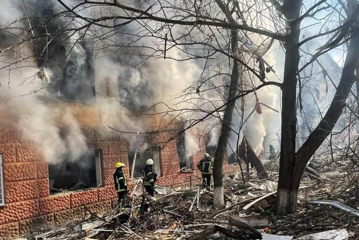 Numerosos edificios fueron alcanzados por los bombardeos de las últimas horas.