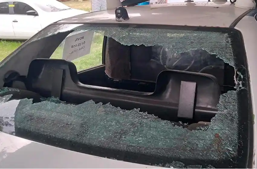 Denunció el paradero de su hijo, lo encontraron y rompió un patrullero